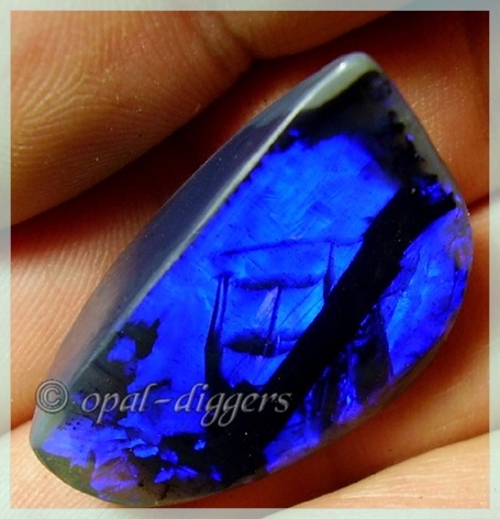 Black Opal mit tollen blauen Feuer